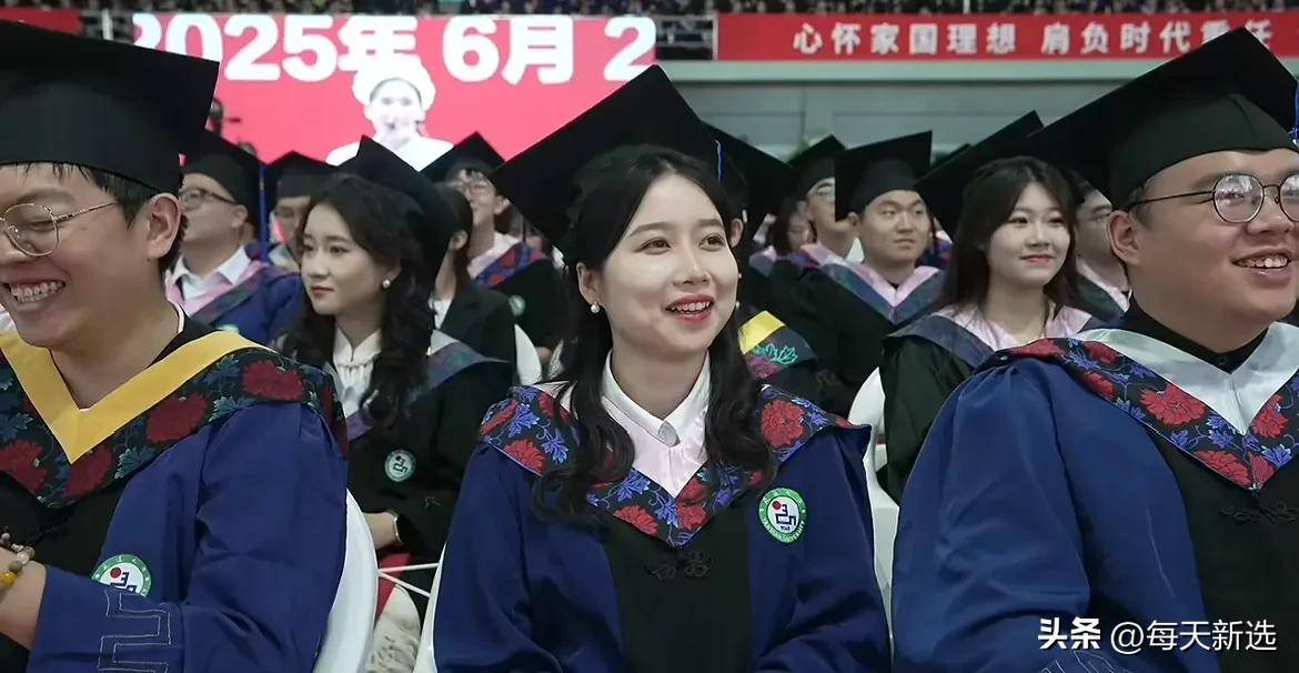 延边大学食堂阿姨火了,最新消息新闻和极目新闻发文,本人婉拒采访!