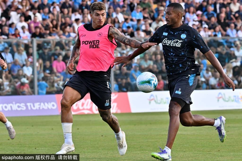尤文图斯2026-2027赛季主场球衣揭秘:金色队徽回归引发球迷热议